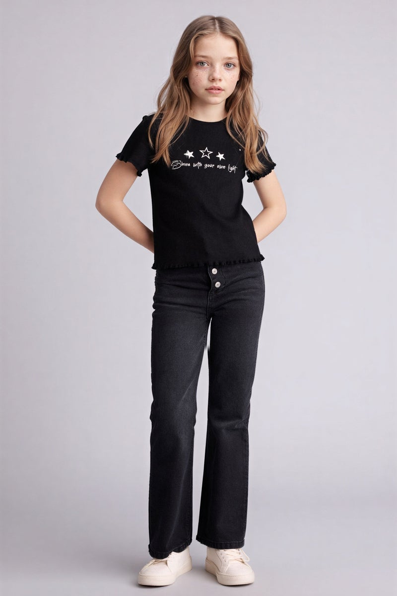 ديفاكتو تيشيرت بناتي نص كم مضلع بطبعة شعار سليم فيت - Image 2